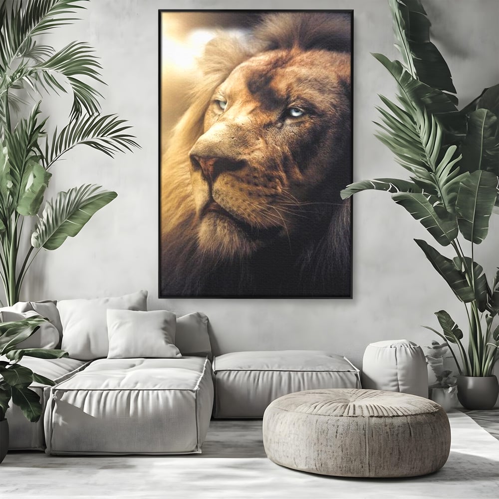 Tablou canvas cu tablou canvas cu chip de leu, in rama de aluminiu negru, pe perete intr-un living